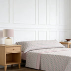 Juego de cama de tres piezas apto para todas las estaciones, que incluye una sábana, una sábana ajustable y fundas de almohada. Medidas: 90 cm, 105 cm, 135 cm, 150 cm y 180 cm.