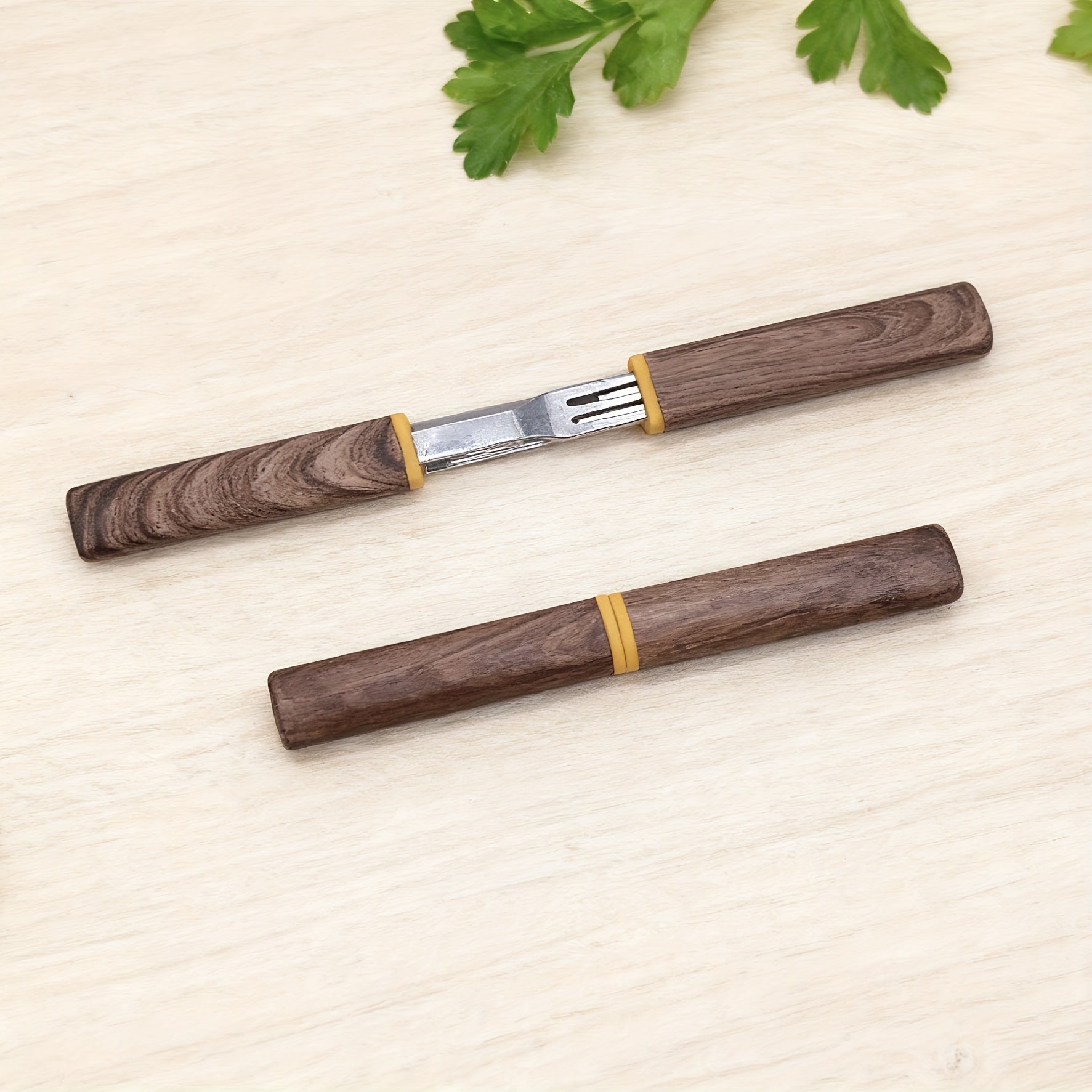 Juego de utensilios de viaje marrones de 2/4/8 juegos | Cubiertos para camping al aire libre | Utensilios reutilizables para el almuerzo en la oficina | Tenedor de mesa portátil y cubiertos con mangos de plástico con grano de madera | Regalos de Navidad p
