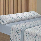 Juego de cama de tres piezas apto para todas las estaciones, que incluye una sábana, una sábana ajustable y fundas de almohada. Medidas: 90 cm, 105 cm, 135 cm, 150 cm y 180 cm.
