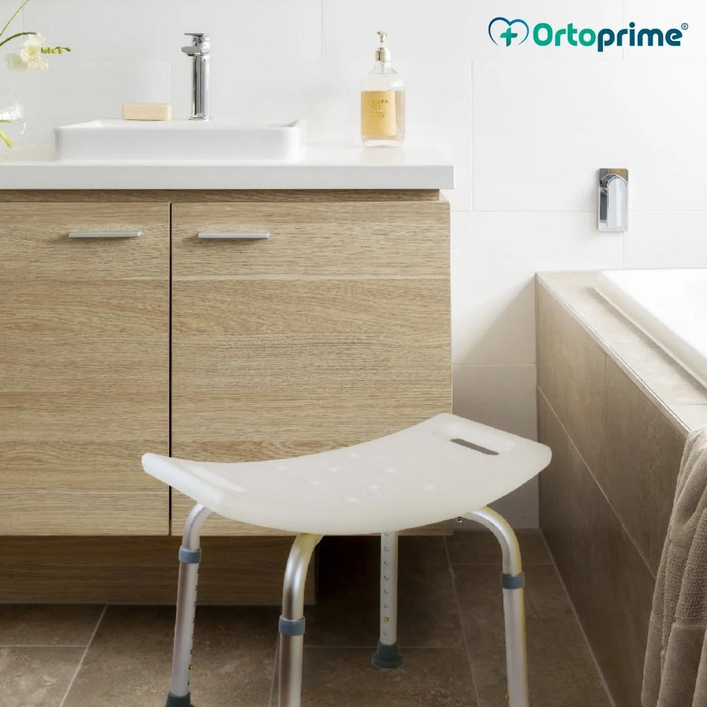Silla de Ducha Antideslizante con Respaldo Extraíble - Asiento Ergonómico Ajustable y Ligero, Estructura de Aluminio Ligera y Asiento de PVC Antideslizante e Hipoalergénico, Adaptable como Silla o Taburete, Estabilidad, Seguridad y Confort Durante el Baño