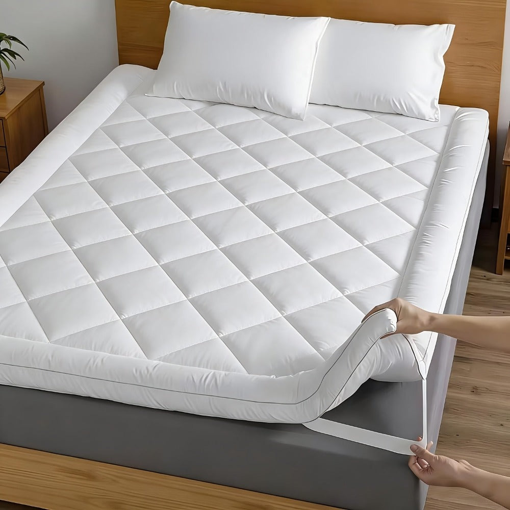 Cubrecolchón cómodo de 1200 GSM, ultrasuave, refrescante y transpirable para todas las estaciones, de fácil cuidado, lavable a máquina, con bandas elásticas resistentes.