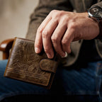 Cartera corta de cuero desgastado retro elegante para hombre – Monedero con cierre a presión y ventana para identificación para desplazamientos diarios, reuniones de negocios y salidas informales