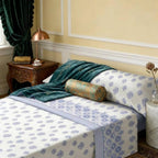 Juego de cama de tres piezas apto para todas las estaciones, que incluye una sábana, una sábana ajustable y fundas de almohada. Medidas: 90 cm, 105 cm, 135 cm, 150 cm y 180 cm.