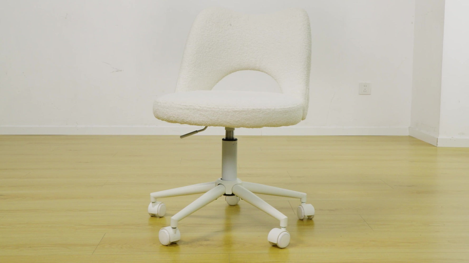Klyvvo Silla de Escritorio con Ruedas, Silla de Maquillaje con Tejido Teddy Transpirable, Altura Ajustable, Ideal para Oficina, Hogar, Regalo Familiar, Soporta Hasta 150 Kg, Disponible en Rosa, Blanco y Gris