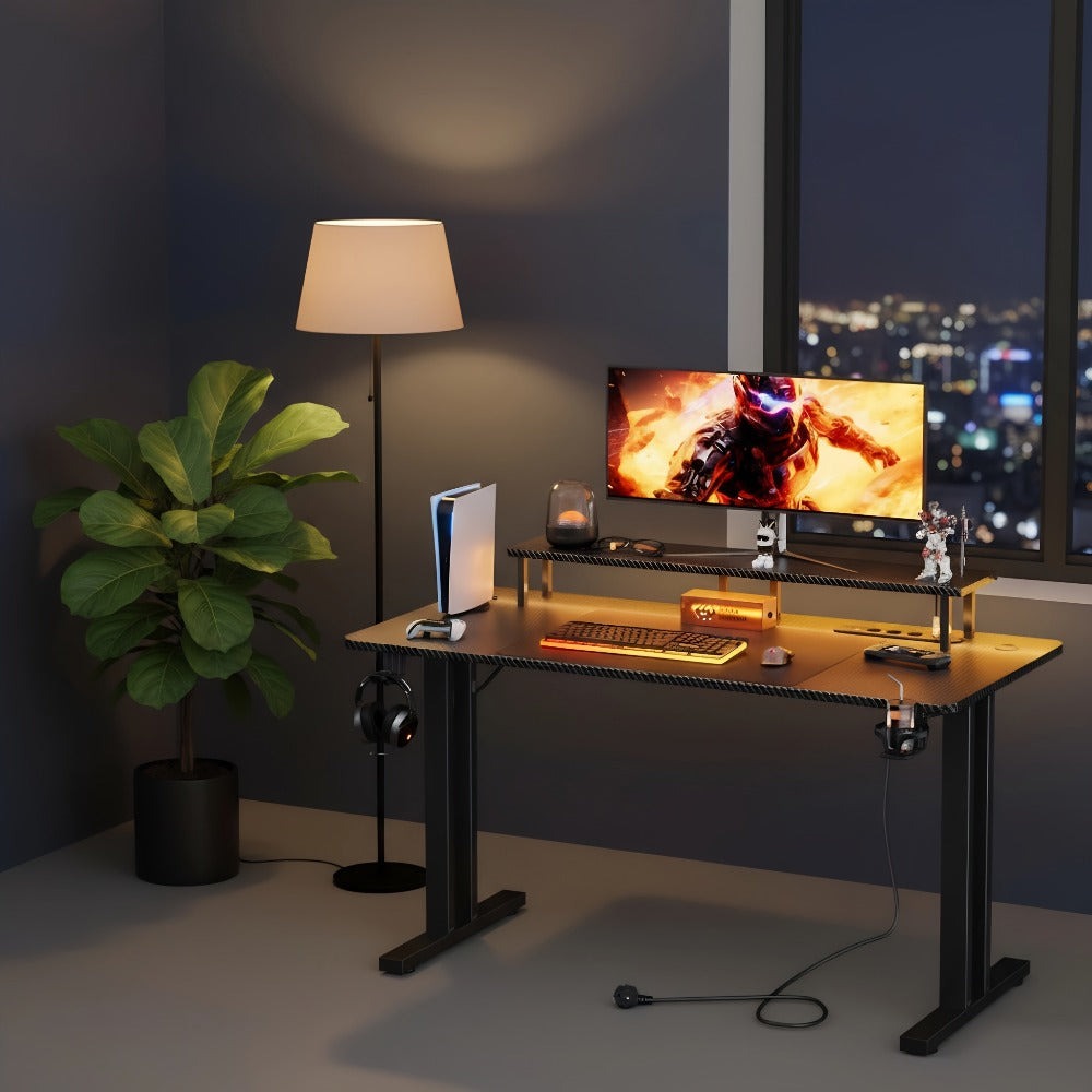 Escritorio Gaming RGB con Tomas de Corriente y Soporte para Monitor, Estación de Trabajo Ergonómica para Computadora, Mesa de Fibra de Carbono Grande para Oficina en Casa con Portavasos y Gancho para Auriculares, Regalos de Navidad,