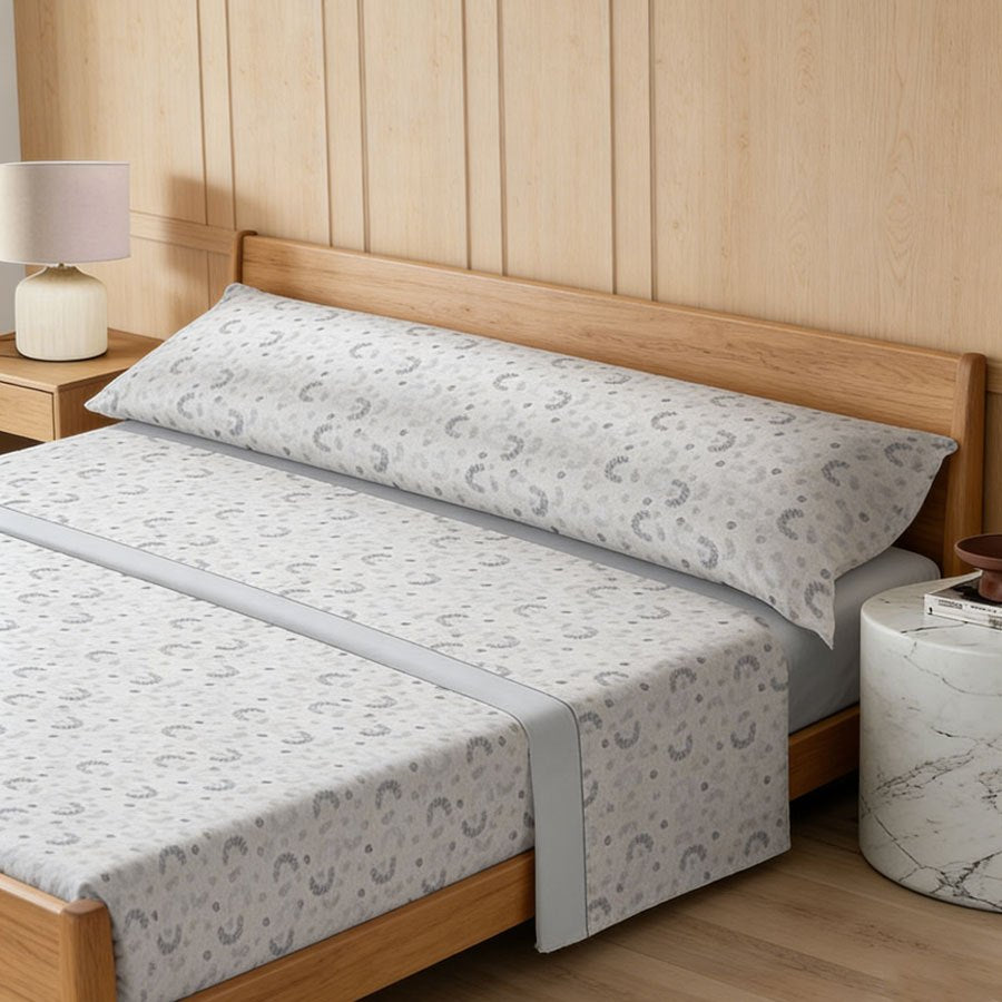 Juego de cama de tres piezas apto para todas las estaciones, que incluye una sábana, una sábana ajustable y fundas de almohada. Medidas: 90 cm, 105 cm, 135 cm, 150 cm y 180 cm.