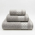 Juego de Toallas de Algodón 100% (3 Piezas) - Incluye Toalla de Tocador, Lavabo y Ducha | Tacto Suave, Ultra Absorbentes con Diseño Elegante de Lunares | Set Premium para Baño