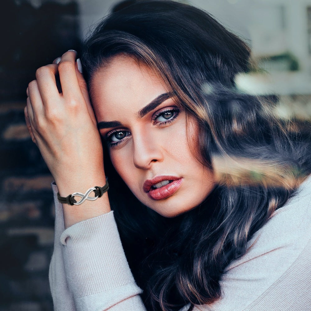 Pulsera JewelryWe de cuero sintético con dije de amor infinito de acero inoxidable para hombre y mujer, ajustable 17.78-21.08 cm