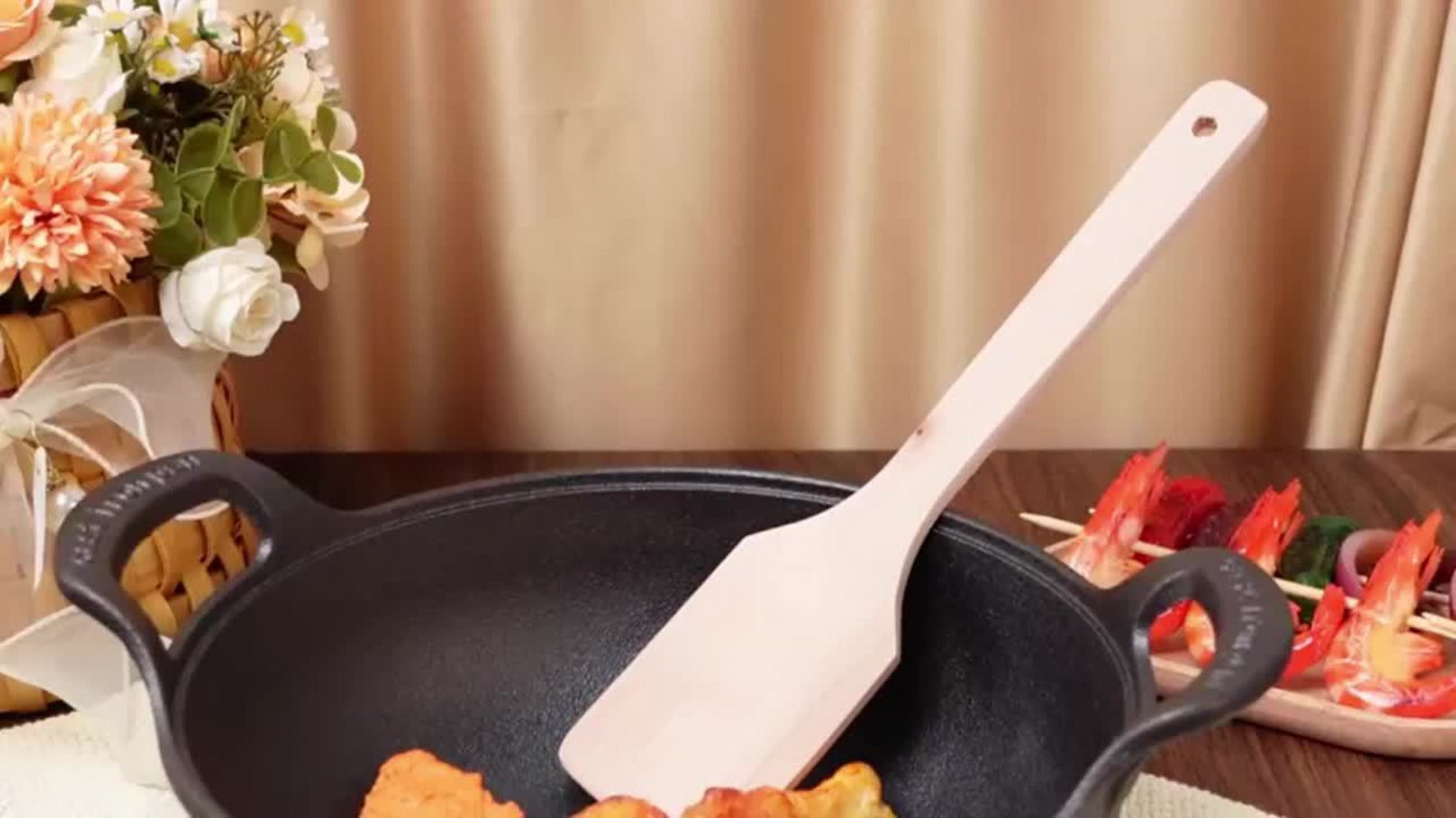 Wok de hierro fundido de 7.87 pulgadas con mango de anillo — Wok pre-temperado con revestimiento antiadherente y fondo plano, apto para placas de inducción, estufas de gas, estufas eléctricas, hornos y parrillas. Incluye una tapa. Ideal para camping inter