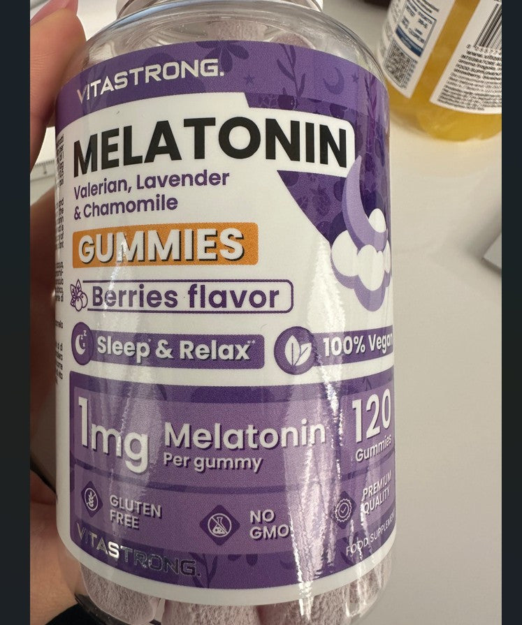 Melatonina Vegan Vitastrong en Gomitas, 120 Gomitas de 1 Mg (1 por Día, Suministro para 4 Meses), Sin Sacarosa, Sin Gluten, Sabor a Frutas Rojas, con Valeriana, Lavanda, Manzanilla y Vitamina B6
