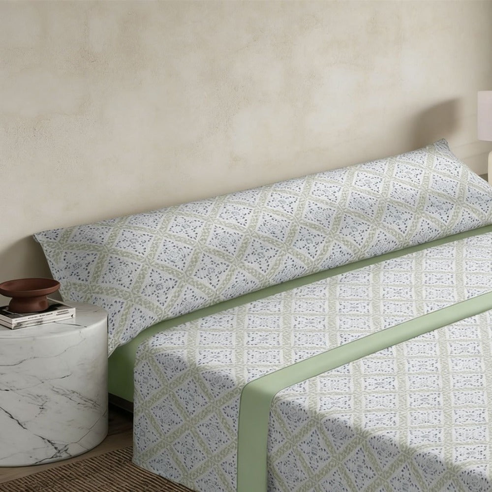 Juego de cama de tres piezas apto para todas las estaciones, que incluye una sábana, una sábana ajustable y fundas de almohada. Medidas: 90 cm, 105 cm, 135 cm, 150 cm y 180 cm.