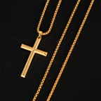 Este elegante y moderno collar con colgante para hombre está hecho de plata 925 y plateado con oro de 18K. Incluye una cadena tipo caja y un colgante de cruz tridimensional.