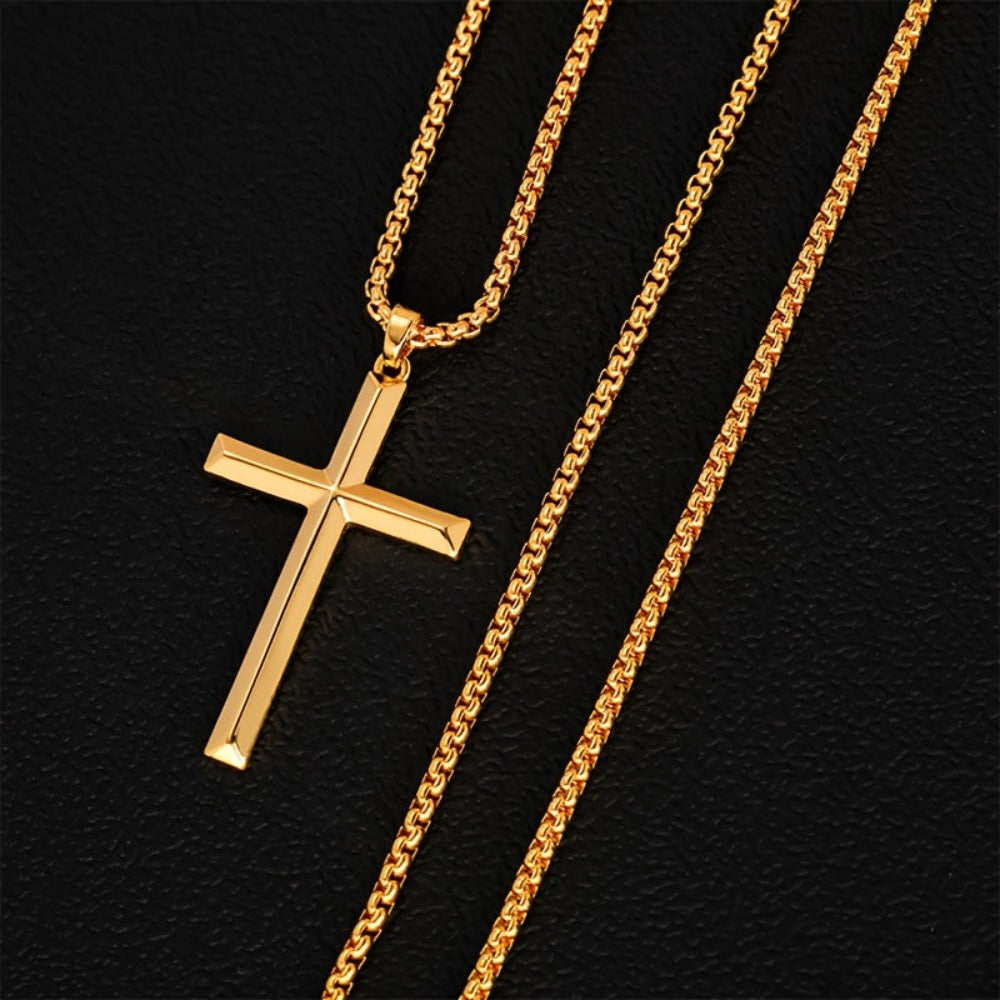 Este elegante y moderno collar con colgante para hombre está hecho de plata 925 y plateado con oro de 18K. Incluye una cadena tipo caja y un colgante de cruz tridimensional.
