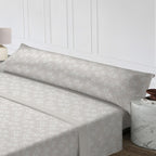 Juego de cama de tres piezas apto para todas las estaciones, que incluye una sábana, una sábana ajustable y fundas de almohada. Medidas: 90 cm, 105 cm, 135 cm, 150 cm y 180 cm.