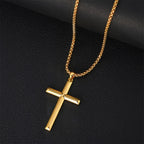 Este elegante y moderno collar con colgante para hombre está hecho de plata 925 y plateado con oro de 18K. Incluye una cadena tipo caja y un colgante de cruz tridimensional.