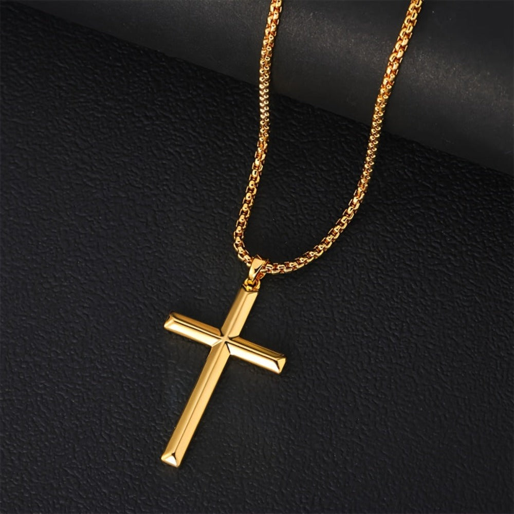 Este elegante y moderno collar con colgante para hombre está hecho de plata 925 y plateado con oro de 18K. Incluye una cadena tipo caja y un colgante de cruz tridimensional.