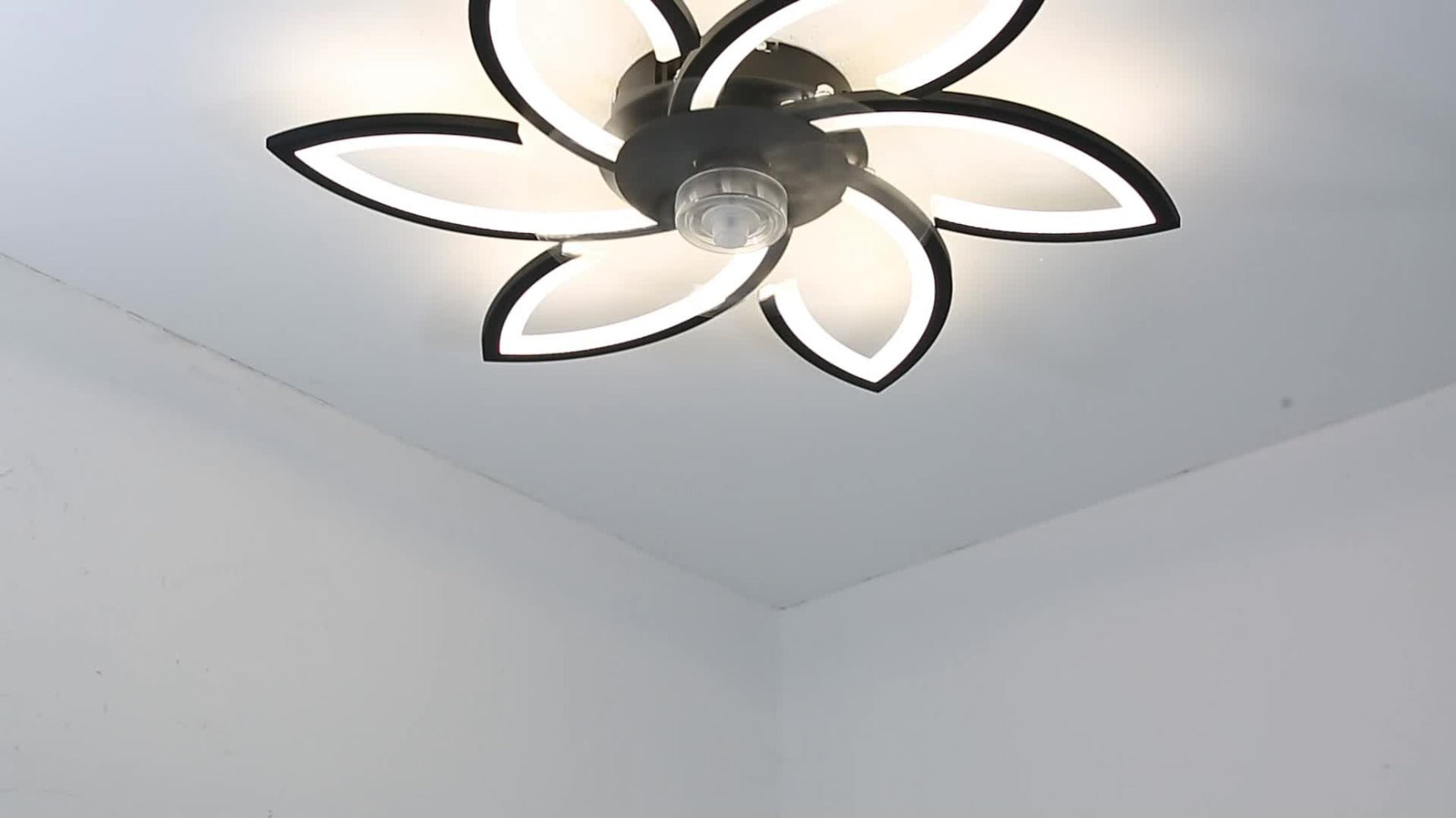 Ventilador de techo con iluminación para dormitorio y sala de estar | 66W y control remoto