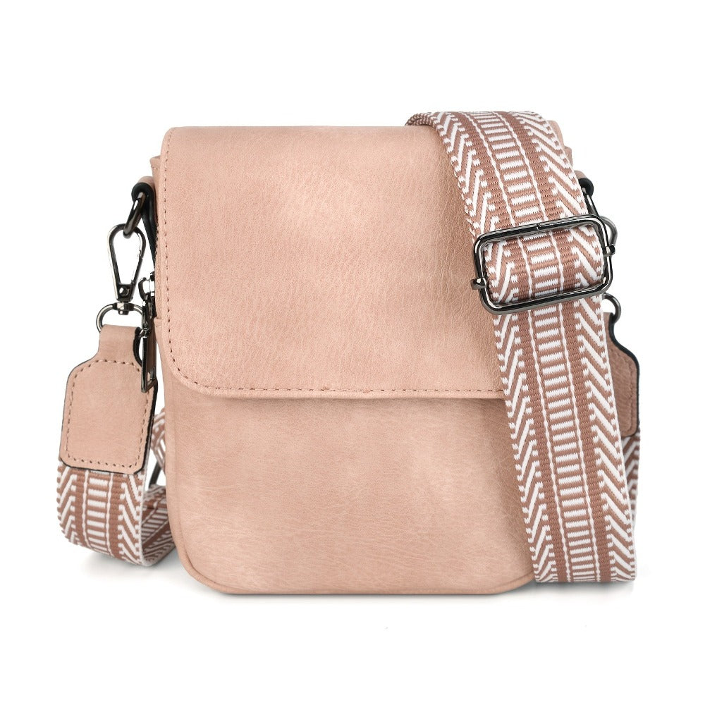 Un nuevo bolso bandolera para mujer con varios bolsillos, tapa abatible, correa ancha de PU tejido de moda y diseñado para llevar sobre un solo hombro