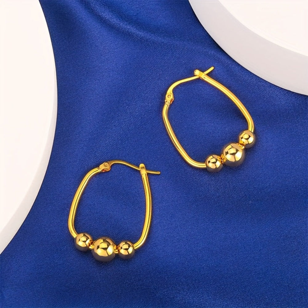 Un set de aretes de aro hechos de plata de ley 925, presentados como un regalo para ella, incluye una caja de regalo