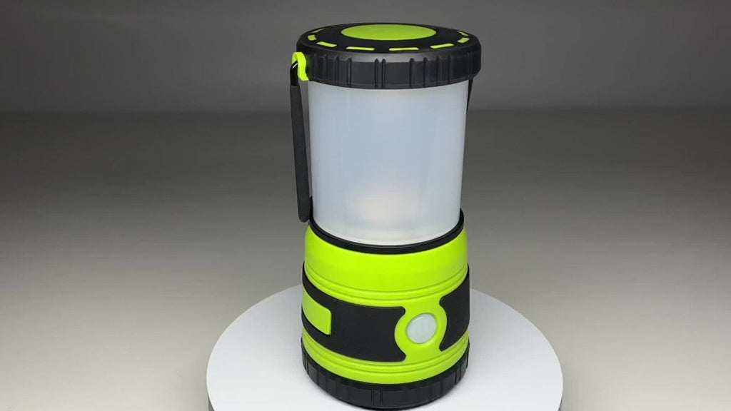 Una linterna portátil que ofrece 1500 lúmenes, con cuatro modos de iluminación, un reflector ajustable y diseñada como una luz de emergencia a pilas ideal para balcones, patios de pared, jardines y cortes de energía, pero no incluye una batería.