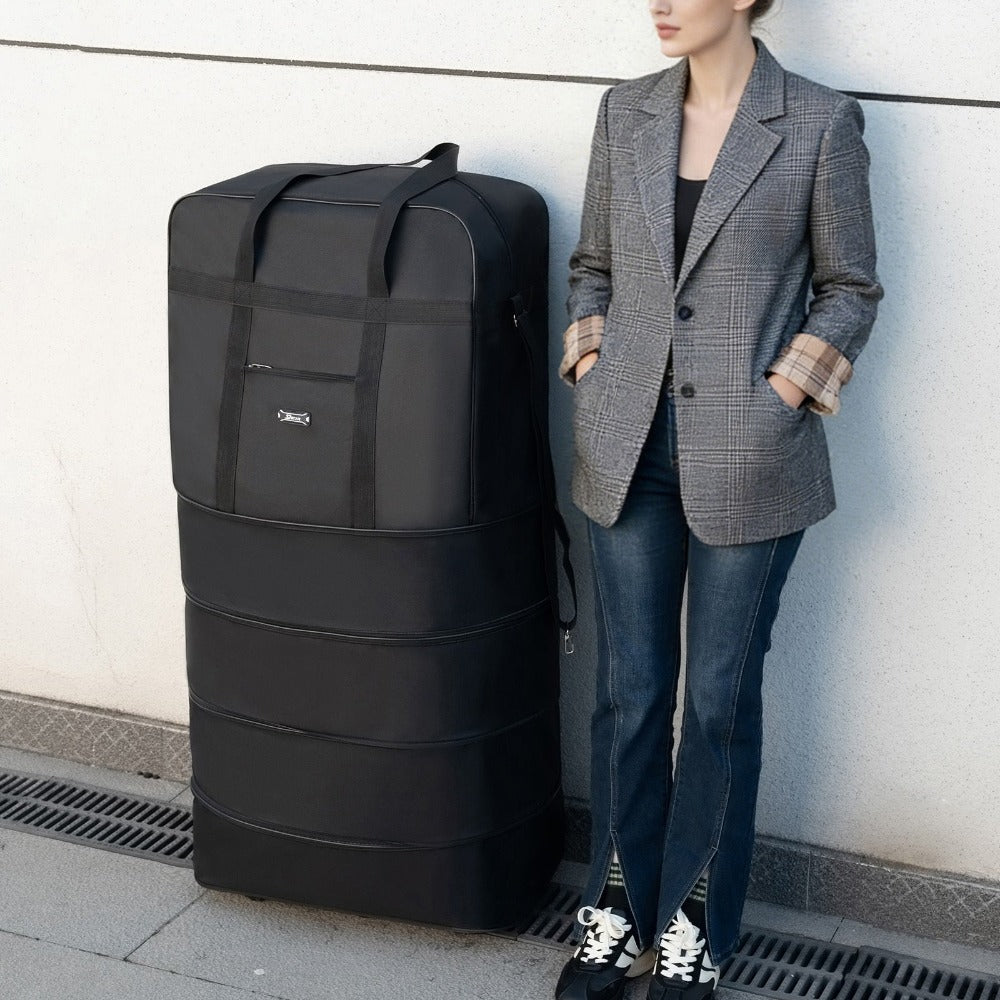 Bolsa de viaje de tela duradera diseñada para flexibilidad con espacio expandible. Viene con ruedas suaves y asas reforzadas para un transporte versátil. Incluye un práctico bolsillo frontal. Disponible en 3 tamaños, perfecta para todas tus necesidades de