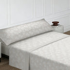Juego de cama de tres piezas apto para todas las estaciones, que incluye una sábana, una sábana ajustable y fundas de almohada. Medidas: 90 cm, 105 cm, 135 cm, 150 cm y 180 cm.