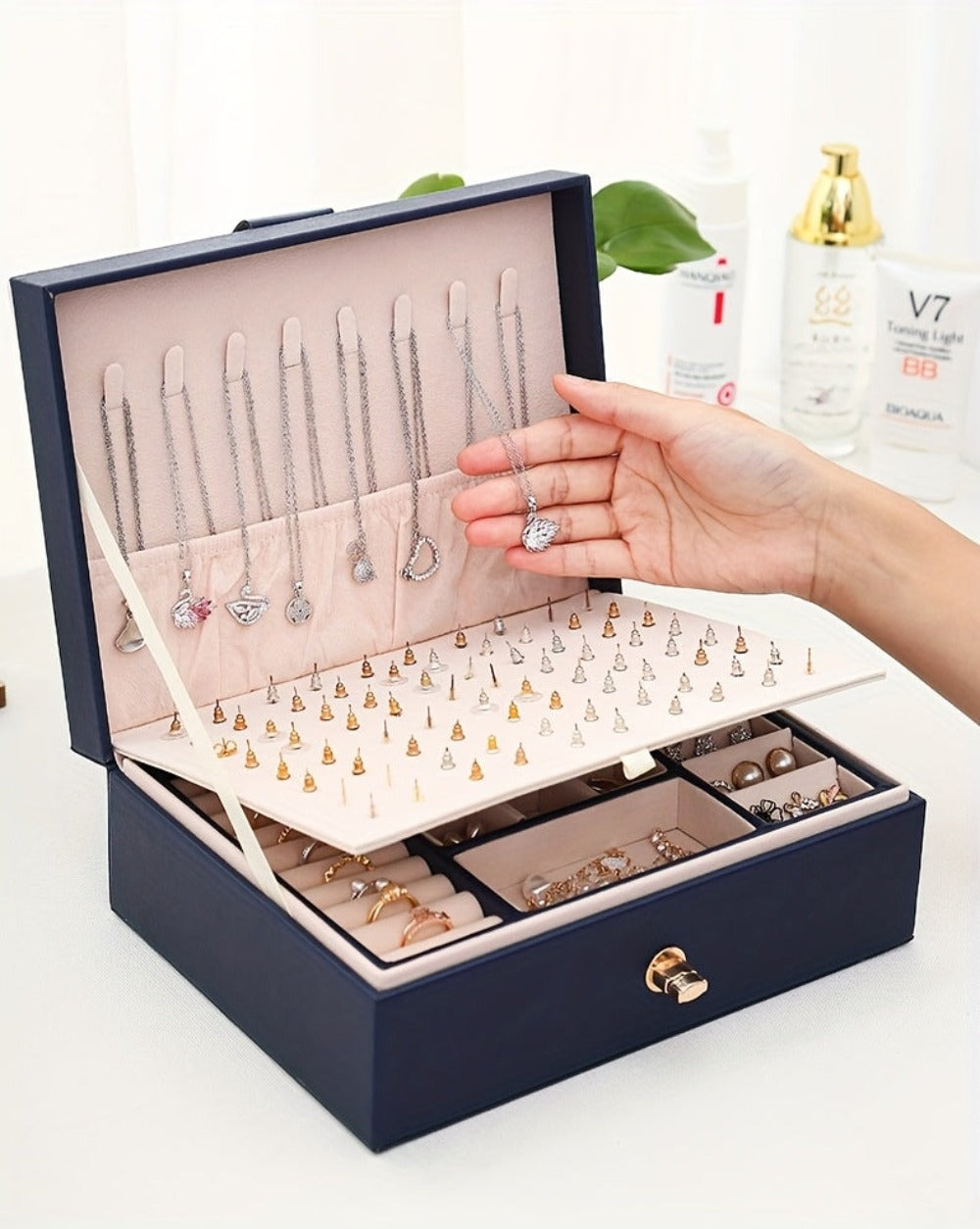 Organizador de Joyería de Lujo con Múltiples Niveles y Amplio Espacio para Collares, Aretes, Pendientes, Brazalete y Más, Fabricado en Cuero Sintético