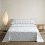 Juego de cama de tres piezas apto para todas las estaciones, que incluye una sábana, una sábana ajustable y fundas de almohada. Medidas: 90 cm, 105 cm, 135 cm, 150 cm y 180 cm.