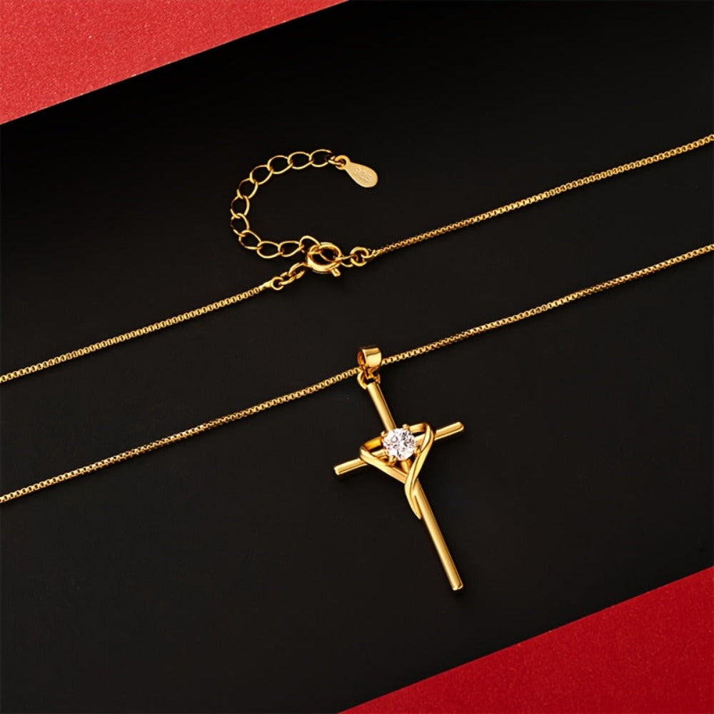 Esta elegante collar de cruz cuenta con plata de 925 y circonita dorada, lo que la hace ideal para el uso diario. Es un maravilloso regalo para mujeres en ocasiones como el Día de San Valentín, Navidad o aniversarios, y viene bellamente empaquetado en una