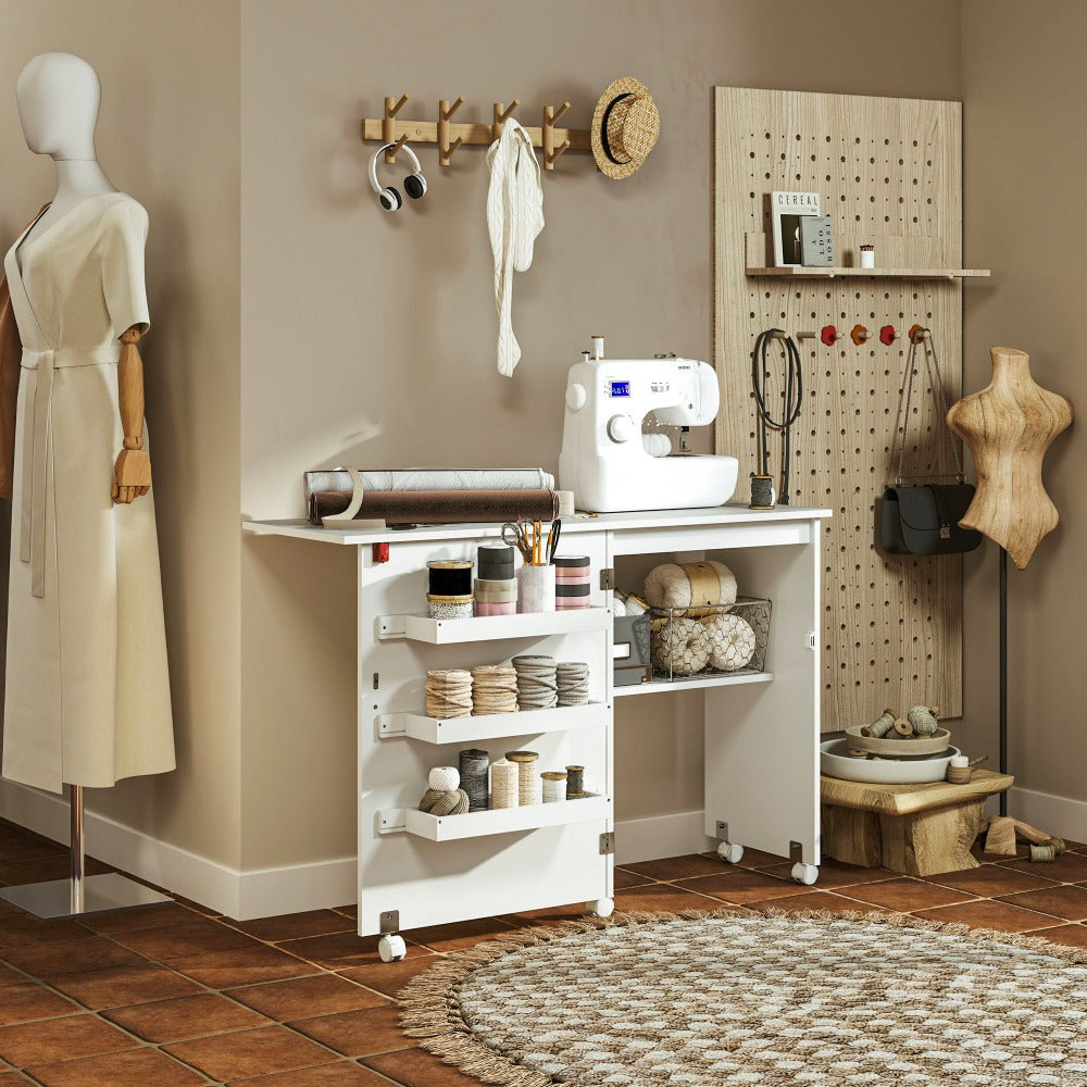 Mesa de costura plegable HOMCOM con tablón abatible, contenedores de almacenamiento, estante abierto y ruedas, gabinete para máquina de coser para sala de estar, oficina, estudio, dimensiones 118 x 40 x 79.5 cm, blanca