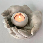 Molde de silicona para crear un candelabro con forma de mano, ideal para proyectos con yeso y cemento