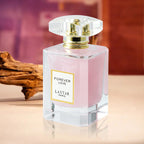 LASTAR Paris Forever Love Fragrance 1.86Oz, una fragancia floral romántica con aroma a rosa, jazmín, vainilla y pachulí. Ofrece un aroma suave y refrescante, es de larga duración y viene en un elegante frasco de vidrio rosa con tapa dorada.