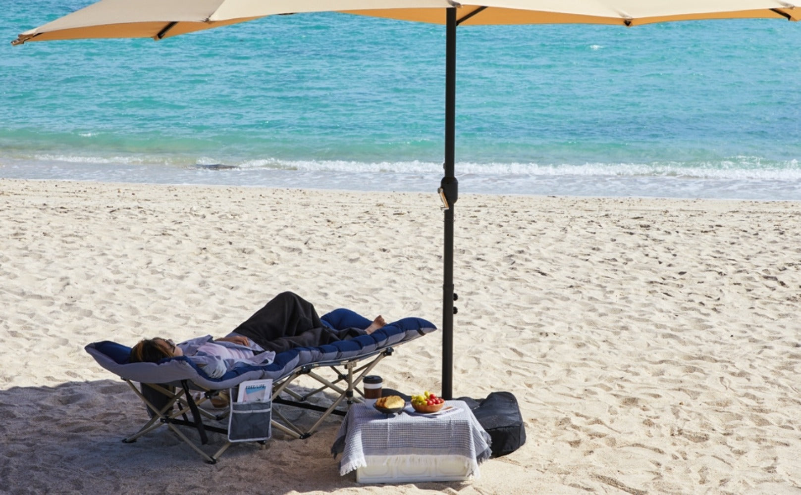Cama de camping plegable con colchón, tumbona de jardín, cama de invitados con bolsillo lateral y bolsa de transporte para vacaciones en el jardín, oficina, interior y exterior.