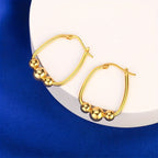Un set de aretes de aro hechos de plata de ley 925, presentados como un regalo para ella, incluye una caja de regalo