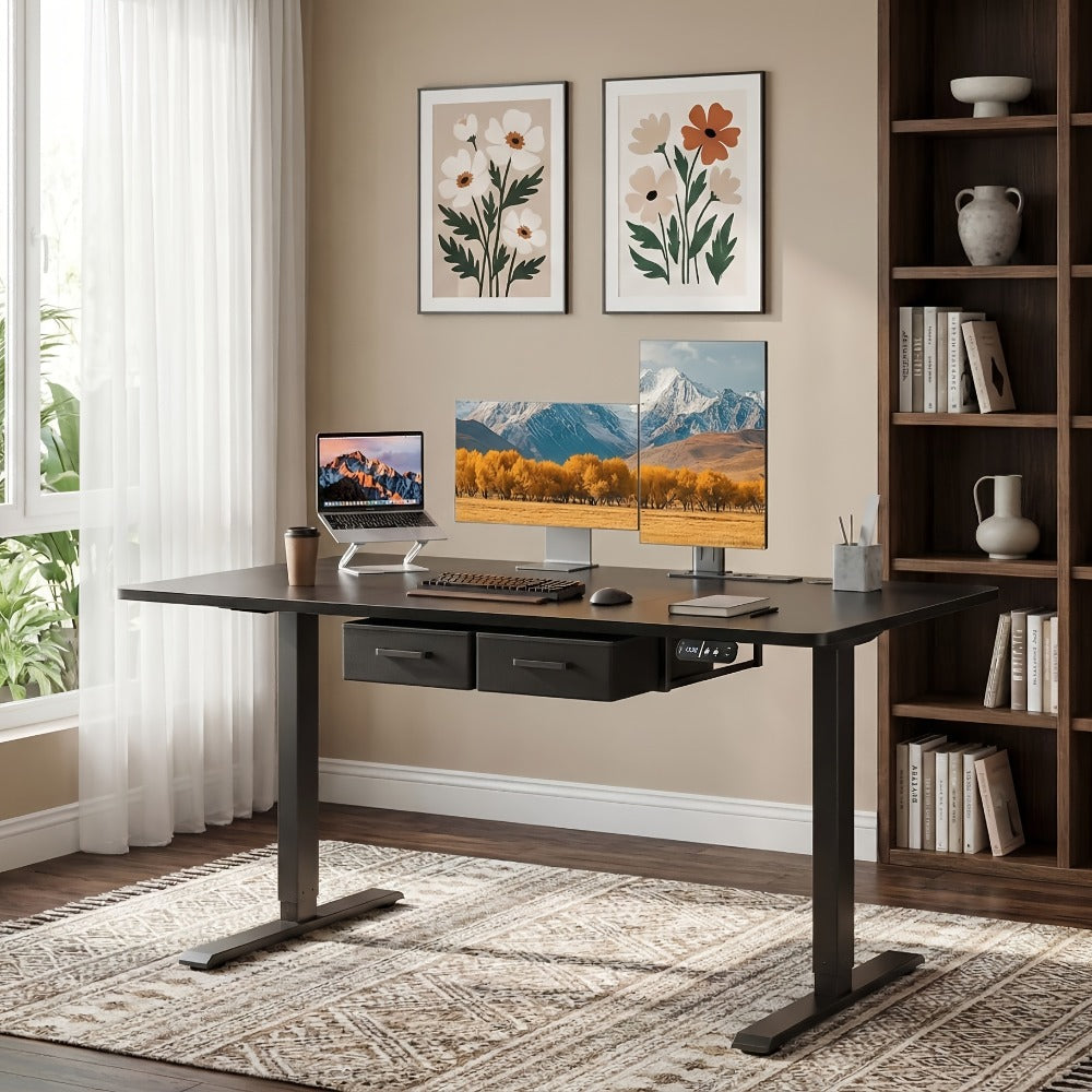 Escritorio de oficina eléctrico ajustable en altura, mesa de PC de oficina para juegos con enchufes incorporados, escritorio ajustable en altura para sentarse o estar de pie con 2 cajones de tela, escritorio grande, función de memoria, 5 tamaños