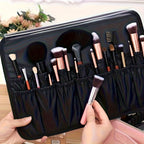 Esta extra grande bolsa de maquillaje viene en rosa y negro, con espejo y ofreciendo amplio espacio para cosméticos. Su diseño elegante la hace ideal tanto para maquilladores profesionales como para uso personal.