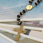 Collar de Rosario de 60 cm para Hombres y Mujeres con Colgante de Crucifijo Dorado de la Virgen María y Jesucristo - Cuentas Negras de Oración Religiosa, Cadena de Bolas para la Fe Católica, Uso Diario y Regalos de Navidad (Unisex)