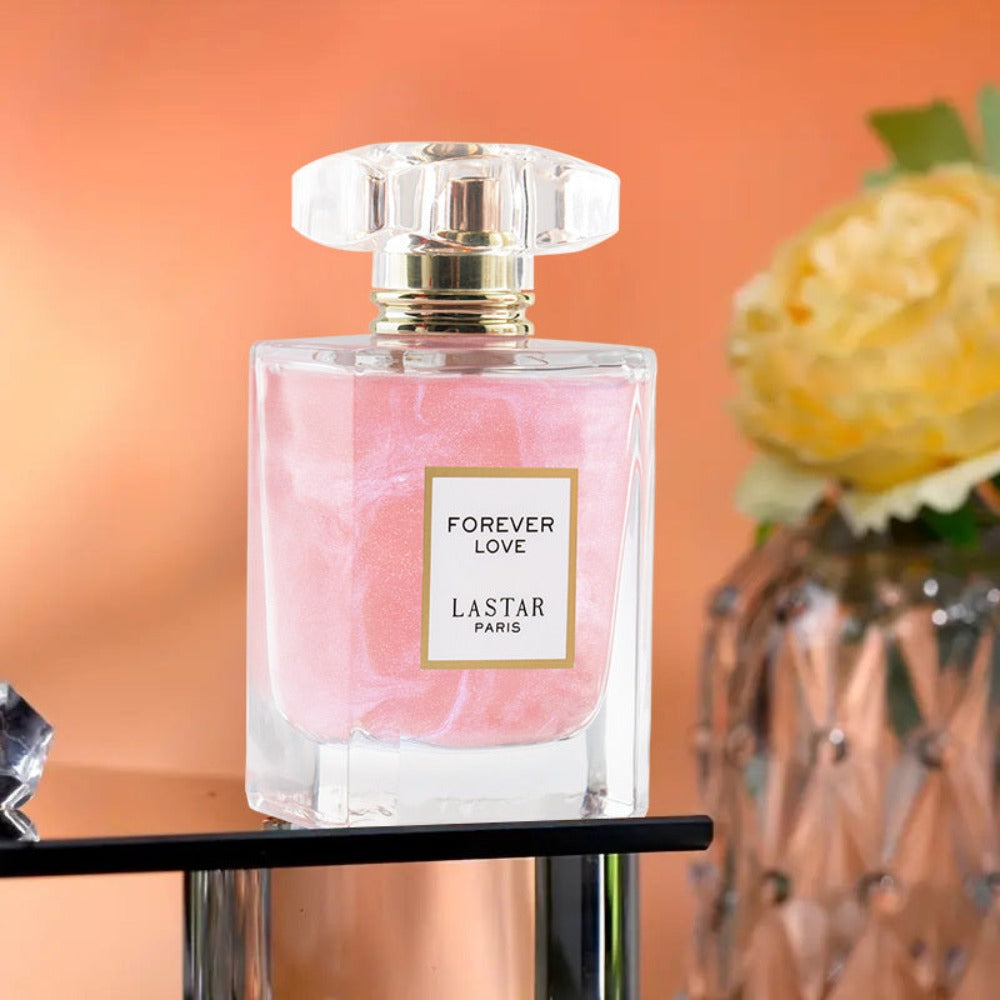 LASTAR Paris Forever Love Fragrance 1.86Oz, una fragancia floral romántica con aroma a rosa, jazmín, vainilla y pachulí. Ofrece un aroma suave y refrescante, es de larga duración y viene en un elegante frasco de vidrio rosa con tapa dorada.