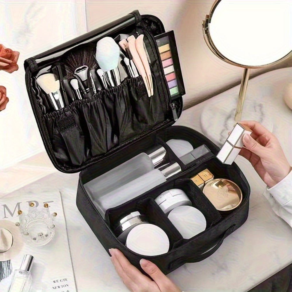 Esta extra grande bolsa de maquillaje viene en rosa y negro, con espejo y ofreciendo amplio espacio para cosméticos. Su diseño elegante la hace ideal tanto para maquilladores profesionales como para uso personal.