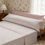 Juego de cama de tres piezas apto para todas las estaciones, que incluye una sábana, una sábana ajustable y fundas de almohada. Medidas: 90 cm, 105 cm, 135 cm, 150 cm y 180 cm.