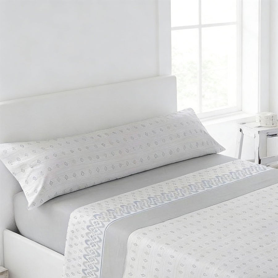 Juego de cama de tres piezas apto para todas las estaciones, que incluye una sábana, una sábana ajustable y fundas de almohada. Medidas: 90 cm, 105 cm, 135 cm, 150 cm y 180 cm.