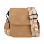 Un nuevo bolso bandolera para mujer con varios bolsillos, tapa abatible, correa ancha de PU tejido de moda y diseñado para llevar sobre un solo hombro