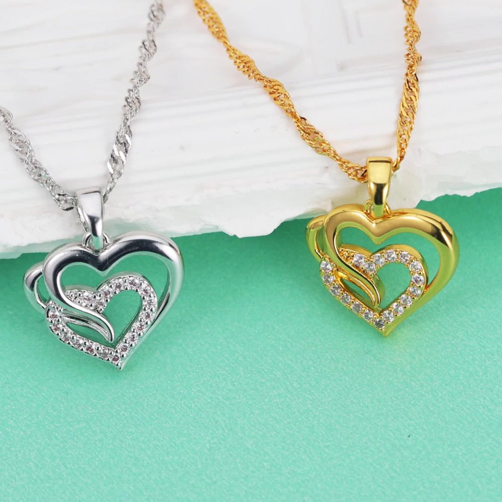 Un elegante collar colgante en plata 925 para mujeres, con una cadena de onda única y un colgante de corazón de circonita sintética brillante, ideal como regalo de vacaciones o para mujeres, incluye caja de regalo