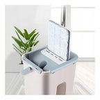 Juego de mopa plana con escurridor, cubo de dos compartimentos + 2 almohadillas de microfibra. Sistema de lavado y secado para limpieza y secado sin mojarse las manos. Cubo de 2 compartimentos con capacidad de 9L y tapones de drenaje. Cabezal giratorio de