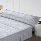 Juego de cama de tres piezas apto para todas las estaciones, que incluye una sábana, una sábana ajustable y fundas de almohada. Medidas: 90 cm, 105 cm, 135 cm, 150 cm y 180 cm.