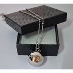 Collar con ángeles y esfera grabada con láser