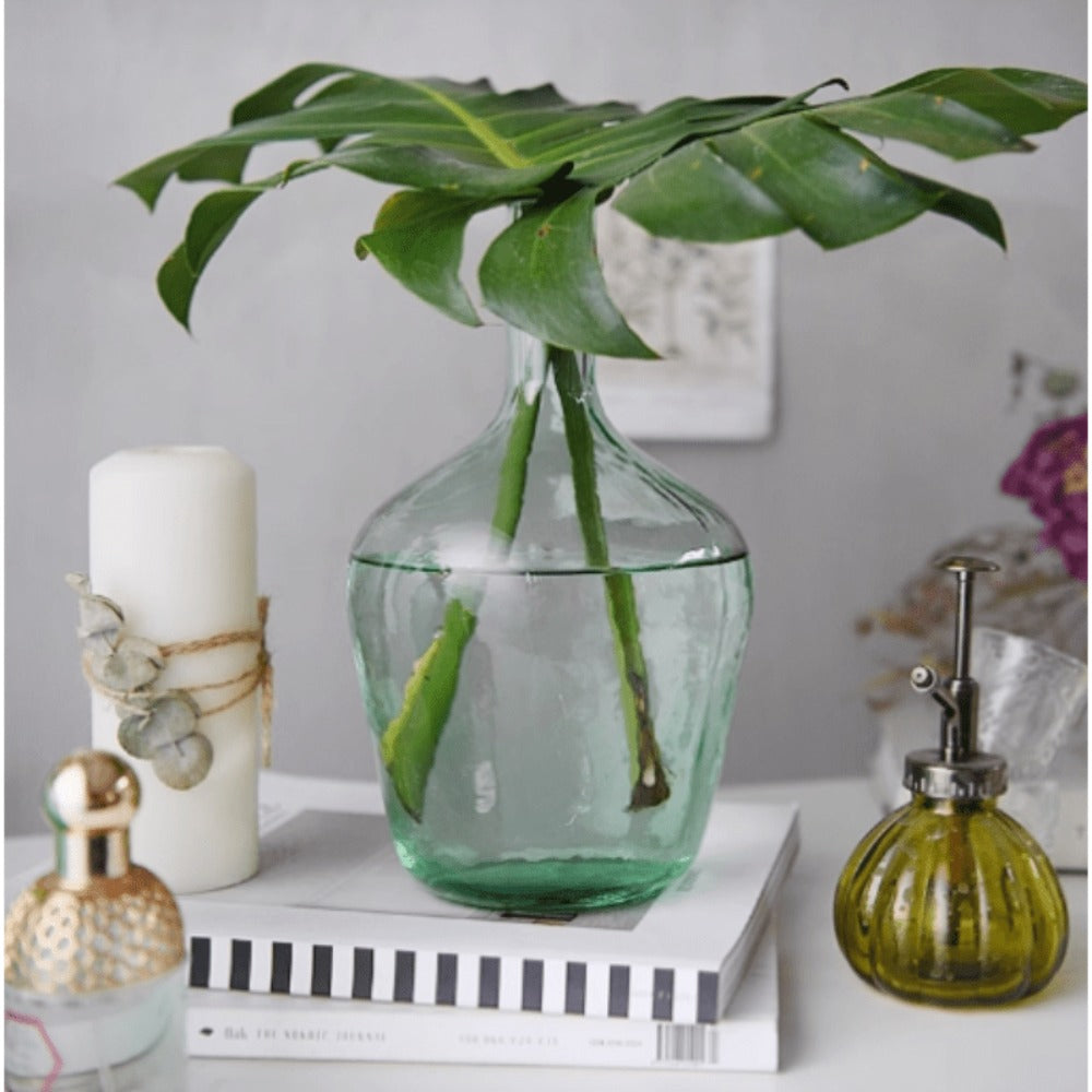 LILI HOME Damajuana Jarrón Garrafa de Vidrio Reciclado – Estilo Mediterráneo Artesanal desde 4L hasta 16L Un objeto atemporal que une diseño, sostenibilidad y calidez. Cada pieza es única, soplada a mano con un acabado que conserva la belleza natural del