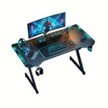 Escritorios de oficina y estaciones de trabajo para computadora con luces LED, escritorio ergonómico para gaming con superficie de fibra de carbono, estación de trabajo robusta para PC para hogar/oficina con gancho para auriculares, portavasos,