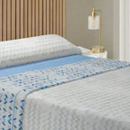 Juego de cama de tres piezas apto para todas las estaciones, que incluye una sábana, una sábana ajustable y fundas de almohada. Medidas: 90 cm, 105 cm, 135 cm, 150 cm y 180 cm.