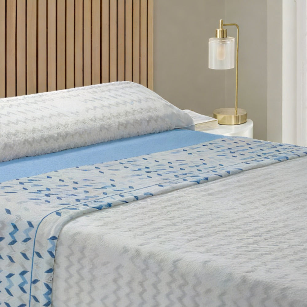 Juego de cama de tres piezas apto para todas las estaciones, que incluye una sábana, una sábana ajustable y fundas de almohada. Medidas: 90 cm, 105 cm, 135 cm, 150 cm y 180 cm.